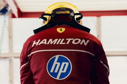 Hamilton se emociona en su debut con Ferrari durante los test de Bahréin
