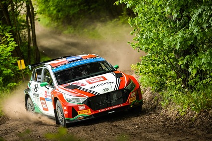 Hayden Paddon domina la mañana en Polonia con Martins Sesks al acecho