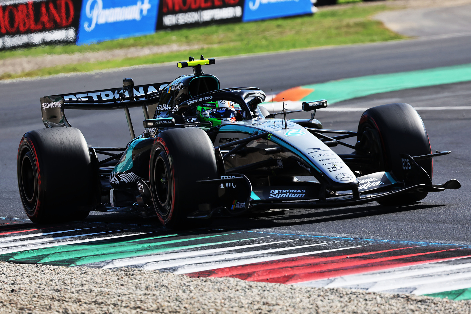 De 19º a 1º, Antonelli gana en casa frente a Russell y carga las baterías hacia el título