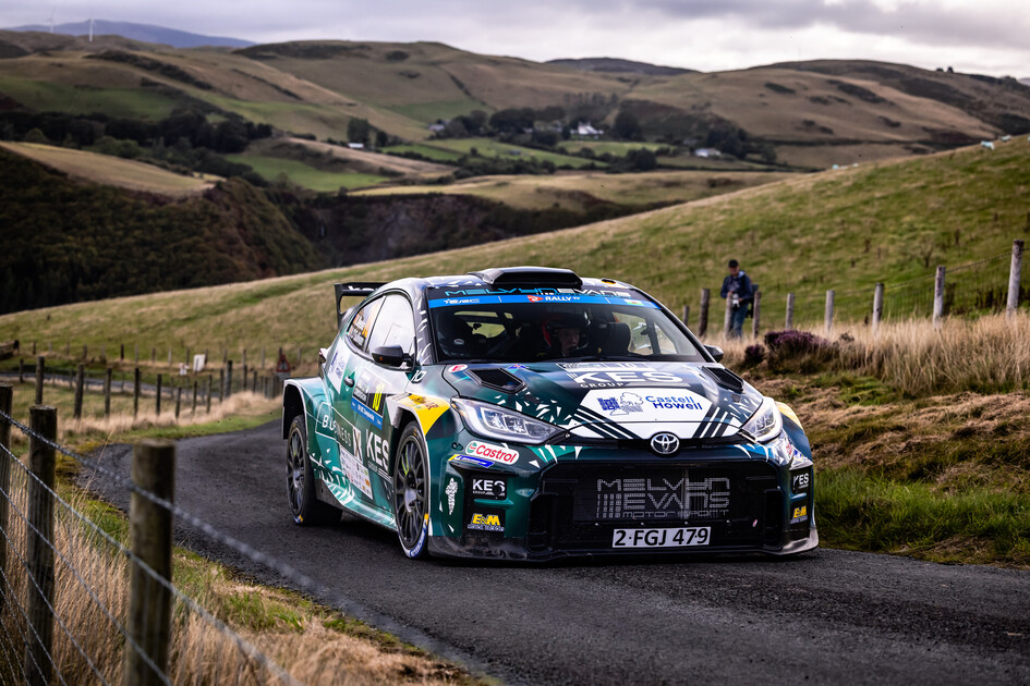 Kris Meeke asciende al liderato en Ceredigion con Suninen como rival a batir