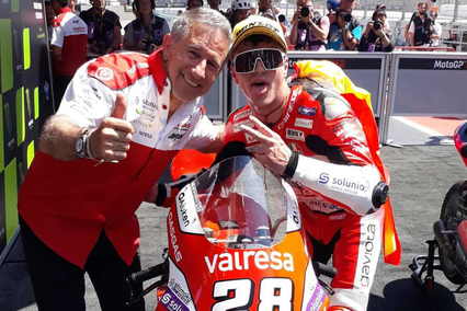 Izan Guevara se impone en Cataluña para llevarse la victoria en Moto3