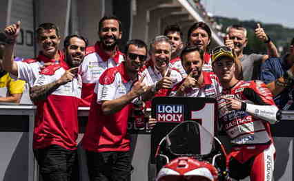 Izan Guevara se lleva la pole de Moto3 en Alemania a golpe de récord