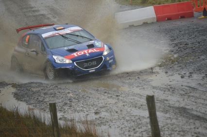 José Antonio Suárez logra acabar con nota positiva el Rallye de Gales