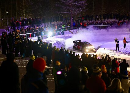 Kalle Rovanperä toma la delantera bajo la noche