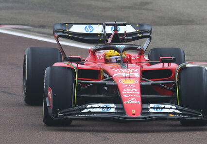 Lewis ya rueda por primera vez de rojo!