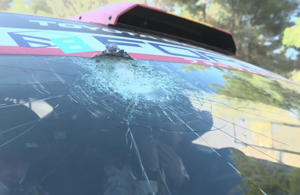 La imagen de la vergüenza: un "aficionado" lanzó una piedra al paso de Cachón y Rozada