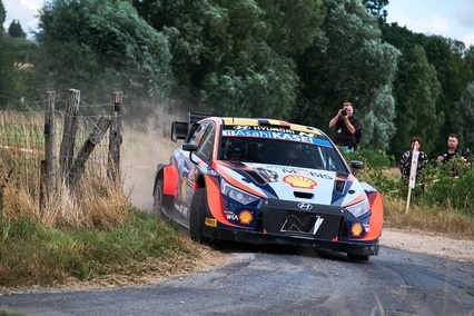 Los Hyundai de Neuville y Tänak se distancian del sancionado Toyota de Evans