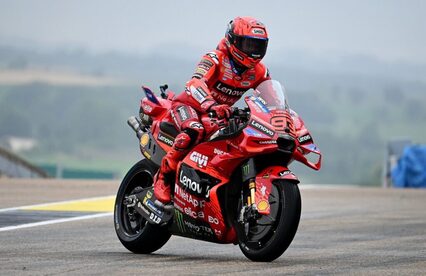 Marc Márquez domina en el día de la vuelta de Brno y Jorge Martín a MotoGP