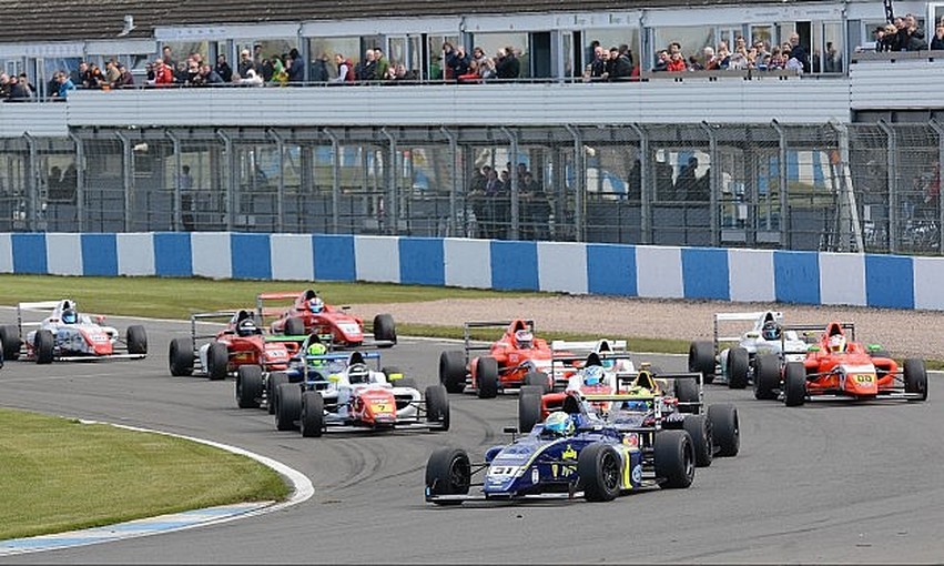 Max Fewtrell consigue el liderato en Donington