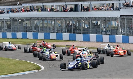 Max Fewtrell consigue el liderato en Donington