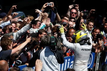 Nico Rosberg brilla en una tragedia de neumáticos