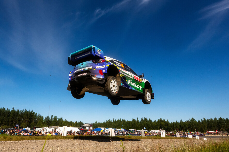Jon Armstrong y Esapekka Lappi, primeras bajas del Rally de Finlandia
