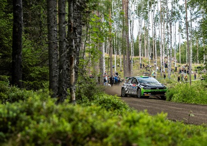 Oliver Solberg aguanta a un combativo Hayden Paddon tras una intensa mañana en Suecia