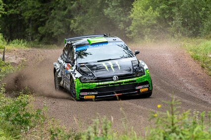 Oliver Solberg domina el lluvioso tramo de clasificación del Rally de Escandinavia