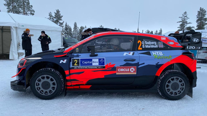 VÍDEO: Oliver Solberg ensaya el cambio de ruedas antes del Rallye del Ártico