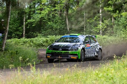 Oliver Solberg resiste a Hayden Paddon y se destaca en el liderato del Rally de Escandinavia