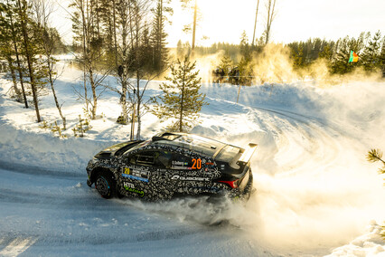 Oliver Solberg se estrena con Toyota y triunfa en casa