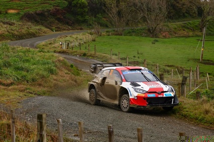 Ott Tänak recibe una penalización y Elfyn Evans hereda el liderato