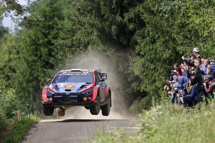 Ott Tänak recibe una sanción de diez segundos y desciende al tercer puesto