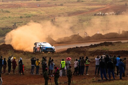 Ott Tänak se coloca al frente del Rally Safari tras una corta especial inicial