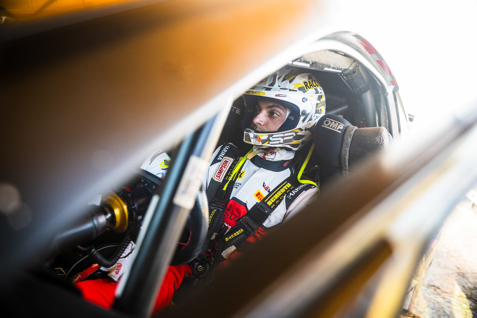 Sergi Pérez pierde la presión de una rueda y dice adiós a su victoria en el RallyRACC