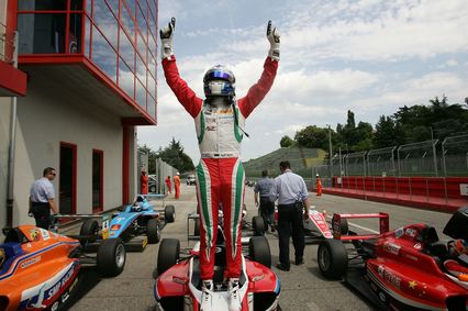 Ralf Aron recupera el liderato en Imola