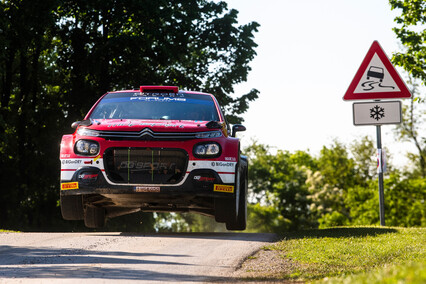 Recital de Nikolay Gryazin y Citroën Racing con Pepe López en el podio de WRC2