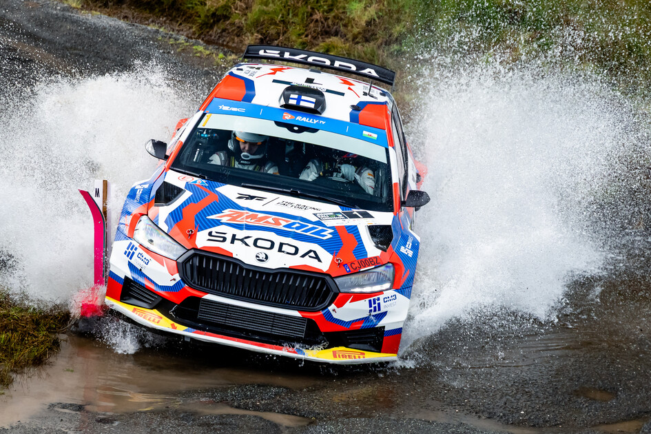 Teemu Suninen se impone sobre el agua de la 'qualy' del Rali Ceredigion