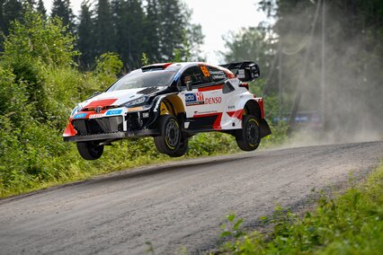 Rovanperä y Evans se baten en duelo durante el inicio de un complicado Rally de Finlandia