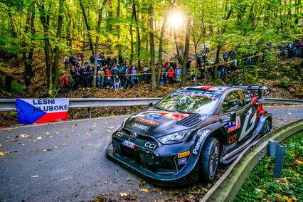 Seb Ogier manda en una corta pero intensa jornada inicial