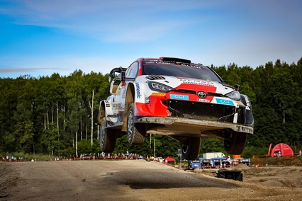 Sobresaliente mañana de Elfyn Evans en Estonia; Craig Breen marra y abandona