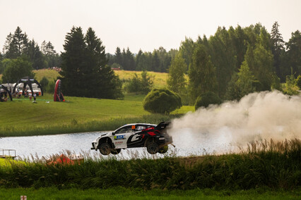 Solberg vuela con su Toyota y se escapa de Tänak y Neuville