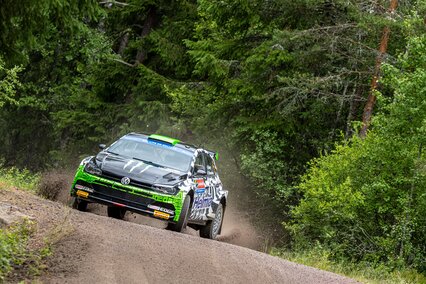 Solberg y Paddon luchan al segundo por el liderato del Rally de Escandinavia
