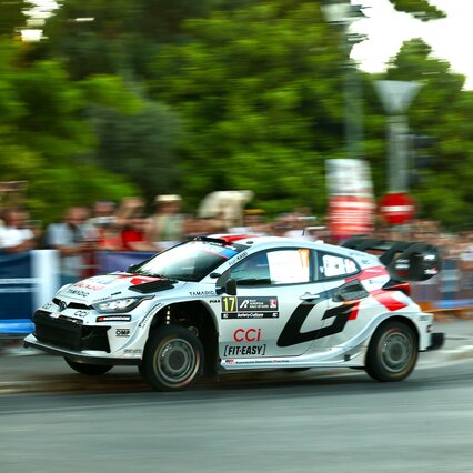 Tänak y Ogier empatan al frente del Rally Acrópolis frente a una Atenas a rebosar