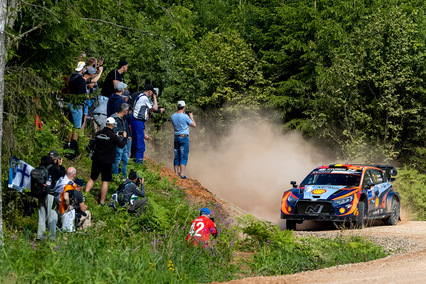 Thierry Neuville alcanza el liderato en el recital de Ott Tänak en Estonia