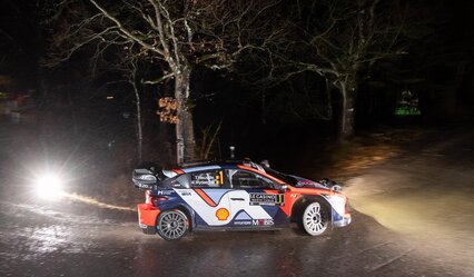 Thierry Neuville aprovecha el error de Seb Ogier y lidera tras la noche de Monte-Carlo