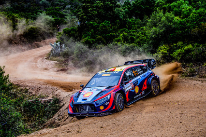 Thierry Neuville aprovecha el fallo de Seb Ogier y asciende hasta el liderato del Rally de Cerdeña 