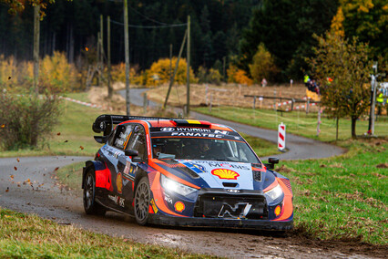 Thierry Neuville apunta a la victoria y Kalle Rovanperä al título tras el abandono de Elfyn Evans
