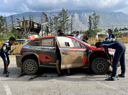 Thierry Neuville asciende al liderato del Acrópolis con Kalle Rovanperä al acecho