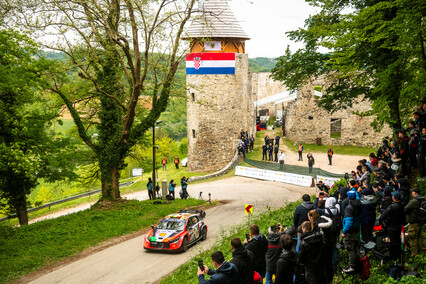 Thierry Neuville se aferra a las remontadas para mantener el liderato