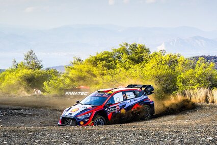 Thierry Neuville sostiene a un Seb Ogier al ataque y se mantiene líder del Acrópolis