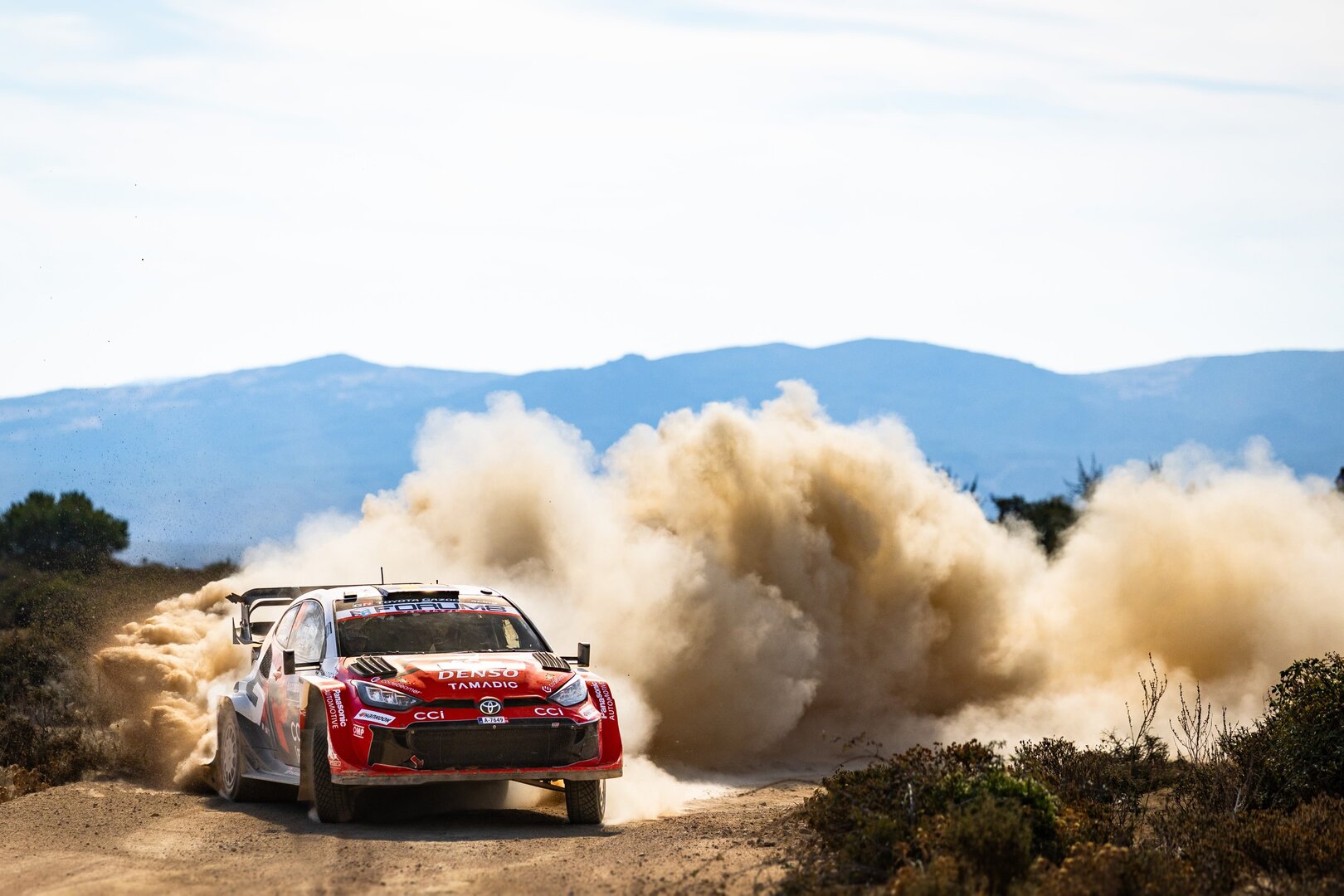 Oliver Solberg asalta el liderato en Cerdeña y apura sus opciones al título
