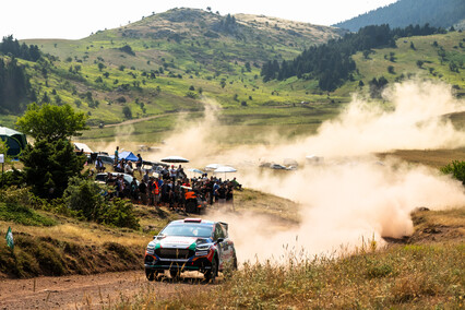 Turkkän gana el Acrópolis en Junior WRC con Domínguez/Peñate subiendo al podio