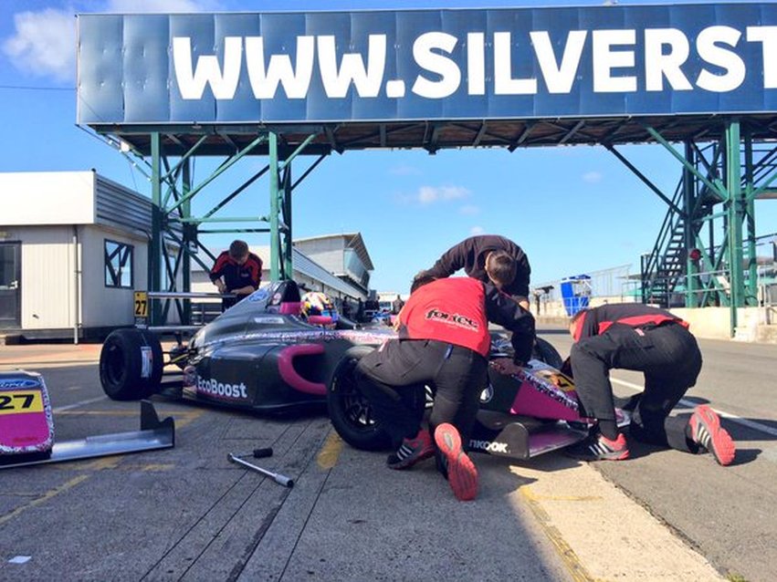Un año de sanción tras adelantar a 10 pilotos y chocar con un rival en periodo de Safety car
