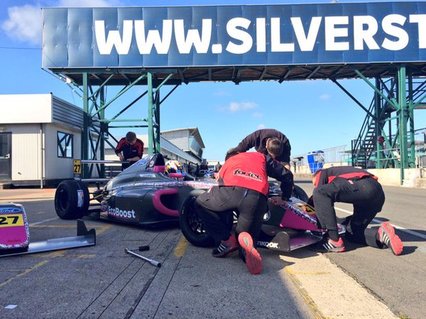 Un año de sanción tras adelantar a 10 pilotos y chocar con un rival en periodo de Safety car