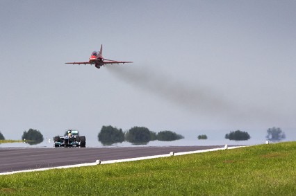 Un estelar Hamilton vuela sobre Silverstone