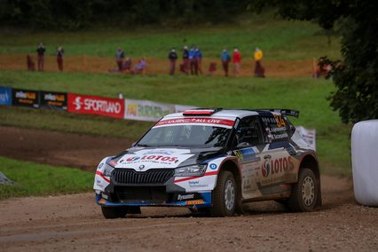 Una salida en el último tramo apeó a RaceSeven y Kajetanowicz de la segunda plaza de WRC3 en Estonia