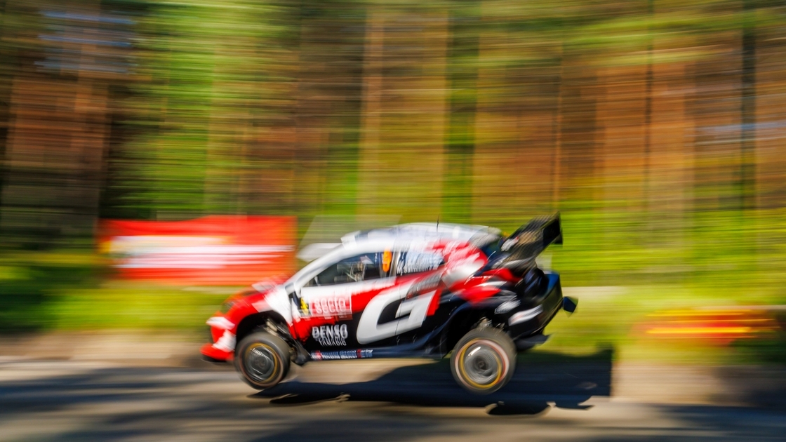 Ogier lidera sobre un imponente Pajari tras el ecuador del Rally de Finlandia, Evans vuelca y da un giro al campeonato