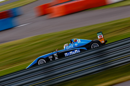 Victoria con slicks de Fabio Scherer en lluvia