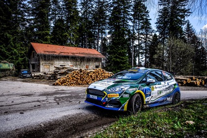 Victoria de Kelly y podio de Blach en un complicado rally para el JWRC